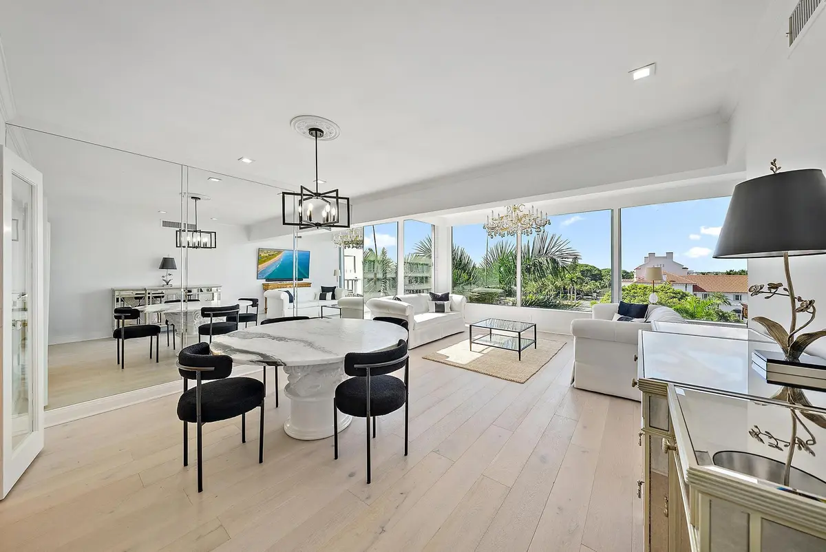 Spacious great room at 44 Cocoanut Row 526b, Palm Beach