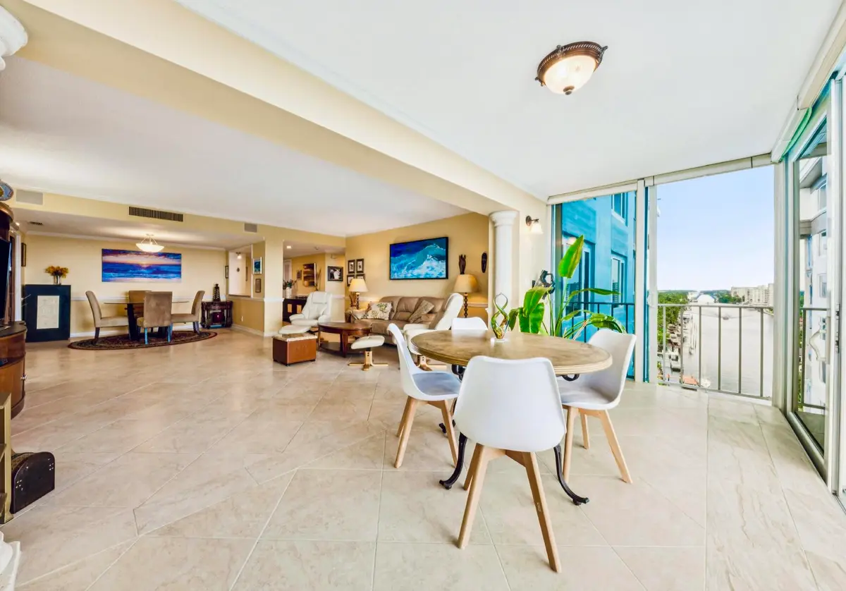 Family Room at 555 SE 6th Avenue 11d, Delray Beach