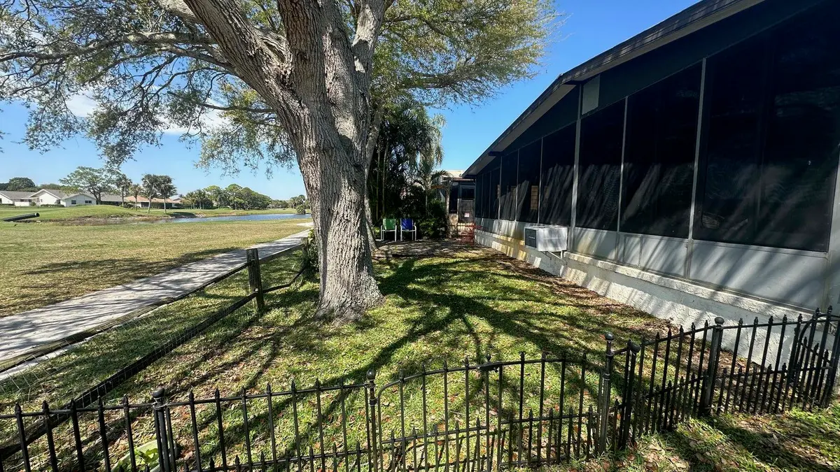 yard at 7874 SE Saratoga Drive, Hobe Sound