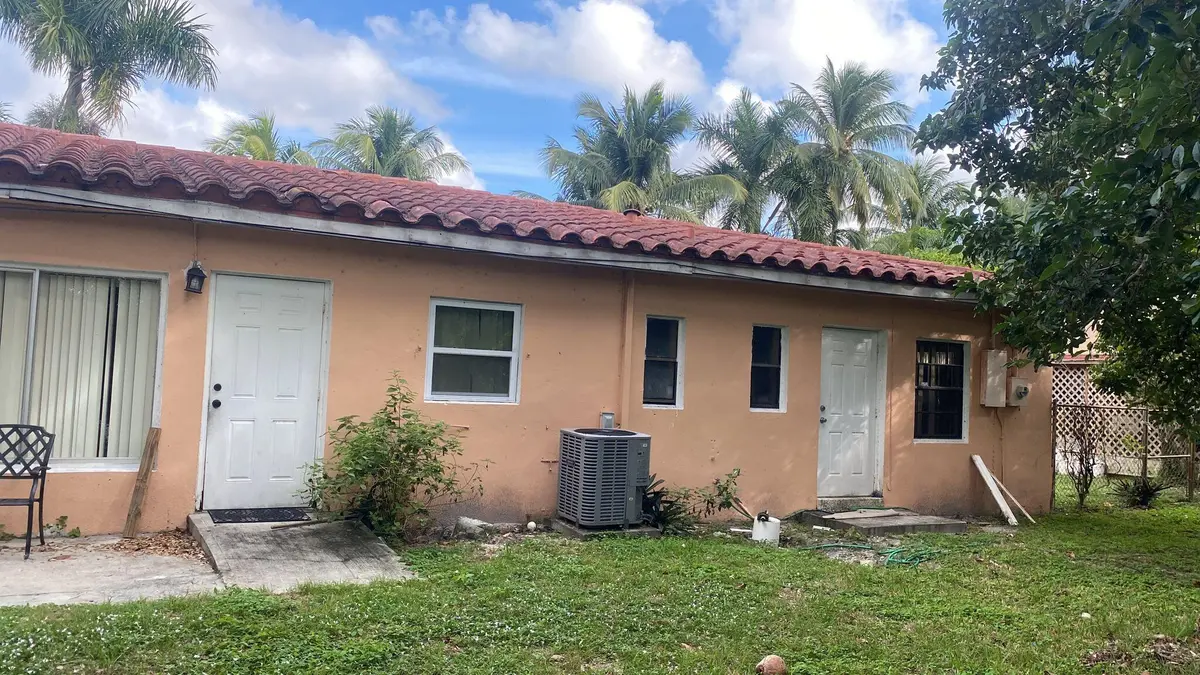 back at 531 E Evanston Circle, Fort Lauderdale
