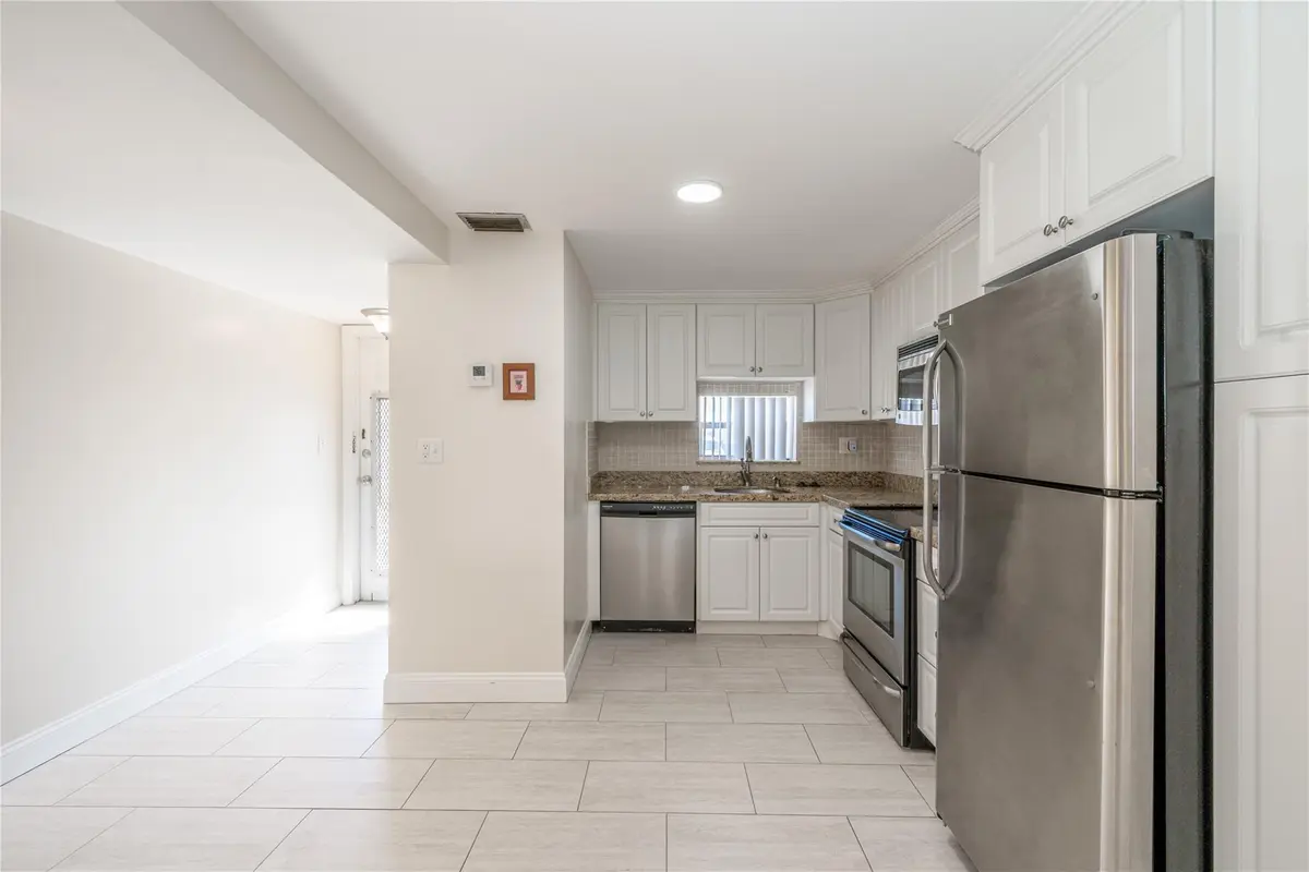 hollybrook kit at 9523 S Hollybrook Lake Drive 107, Pembroke Pines