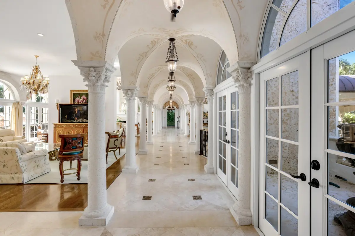 dash_HALLWAY_STRAIGHT_EB at 6133 N Ocean Boulevard, Ocean Ridge