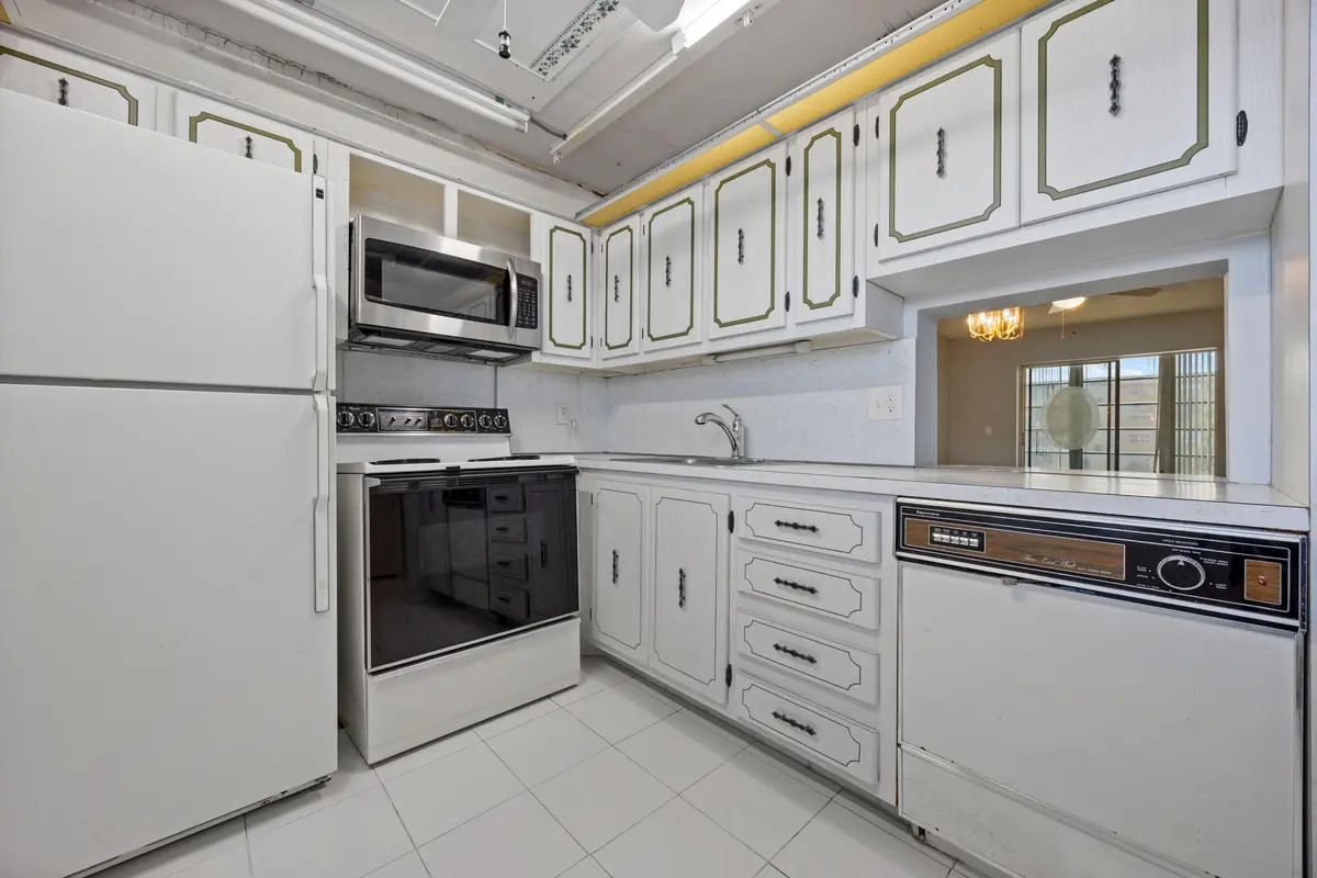 Kitchen at 230 NE 26th Avenue 206, Boynton Beach