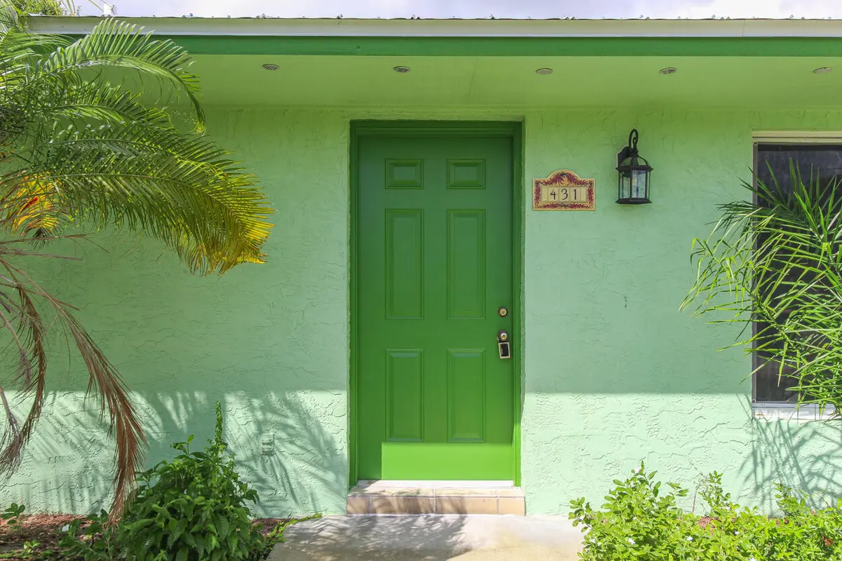 Entry 01 at 431 NE Julia Court, Jensen Beach
