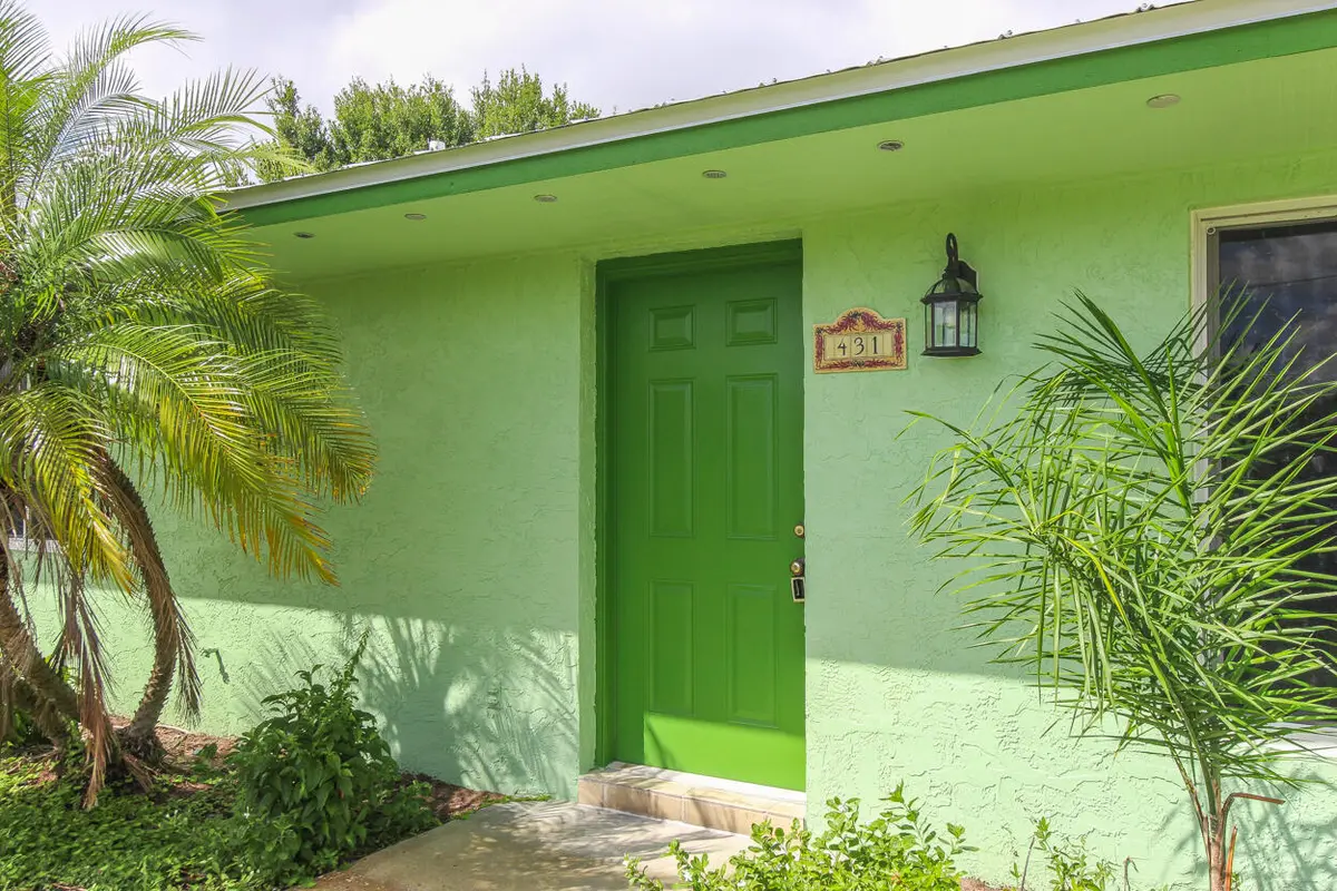 Entry at 431 NE Julia Court, Jensen Beach