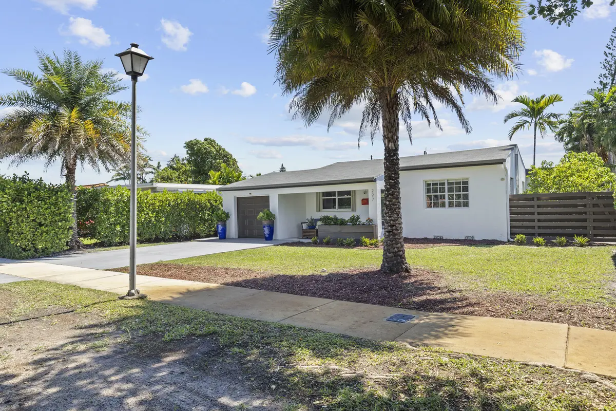 453a0150 at 297 Minola Drive, Miami Springs