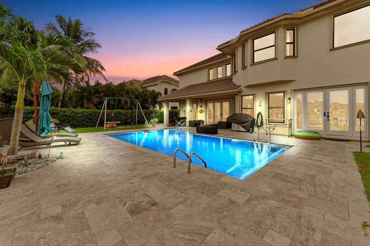 48 pool 04-TW at 10437 Trianon Place, Wellington