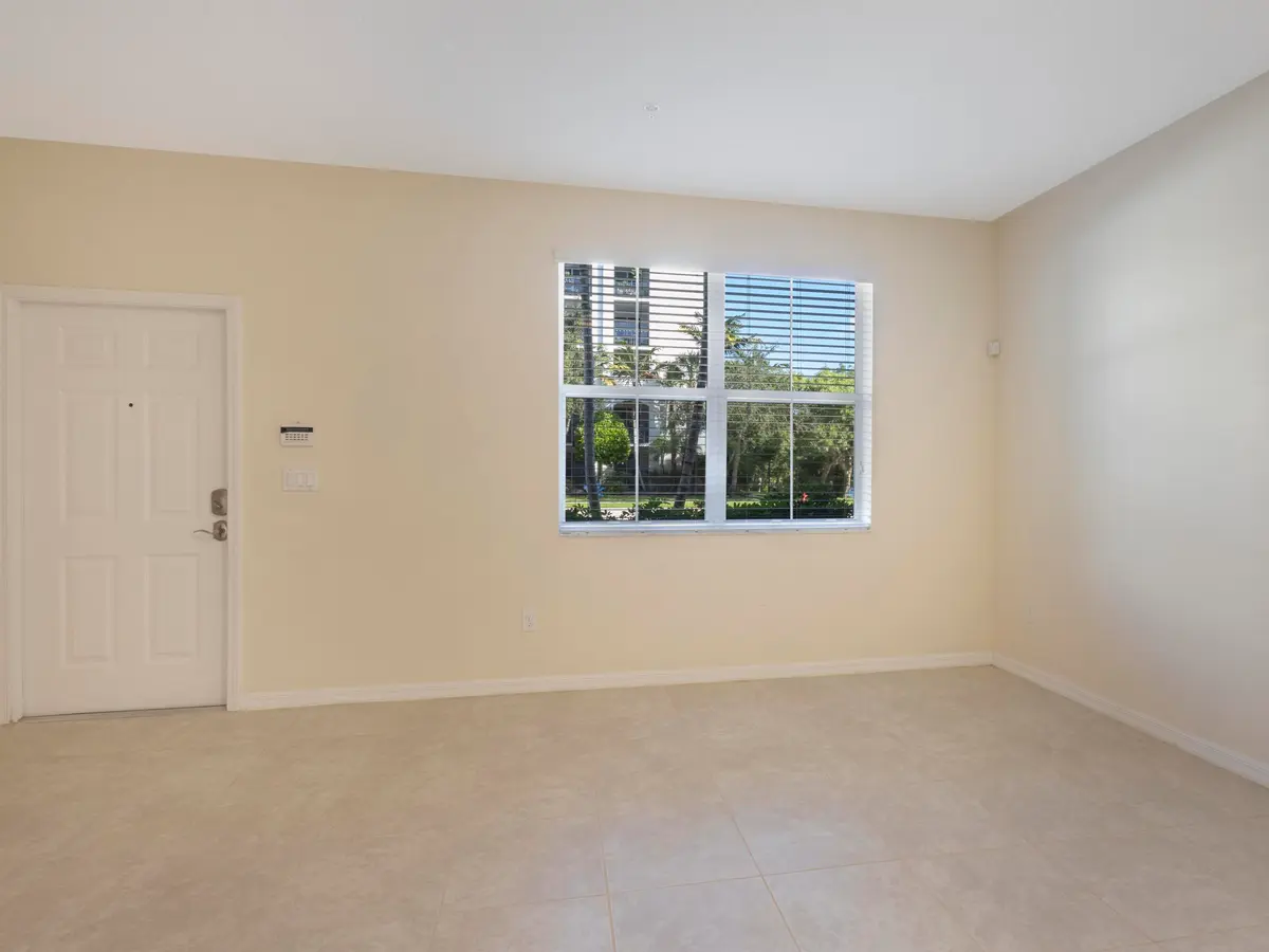 Living at 1247 Via De Fossi, Boynton Beach