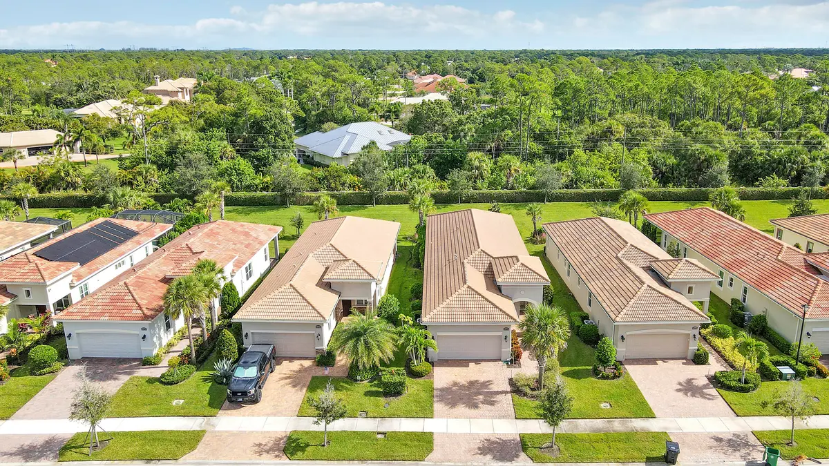 Private Yards at 11281 SW Visconti Way, Port St. Lucie