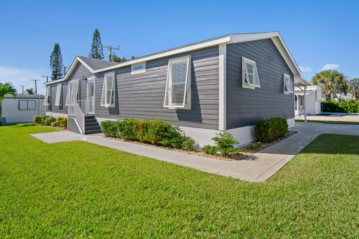 front pro at 8328 SE Swan Avenue, Hobe Sound
