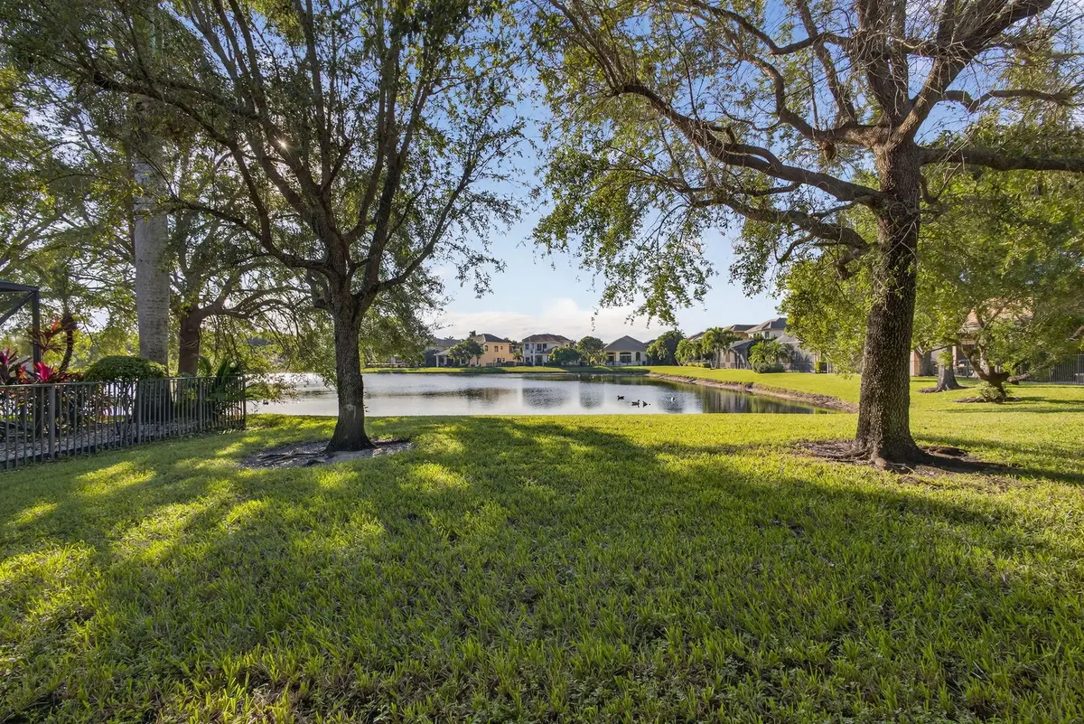 Side Yard at 3563 Birague Drive, Wellington