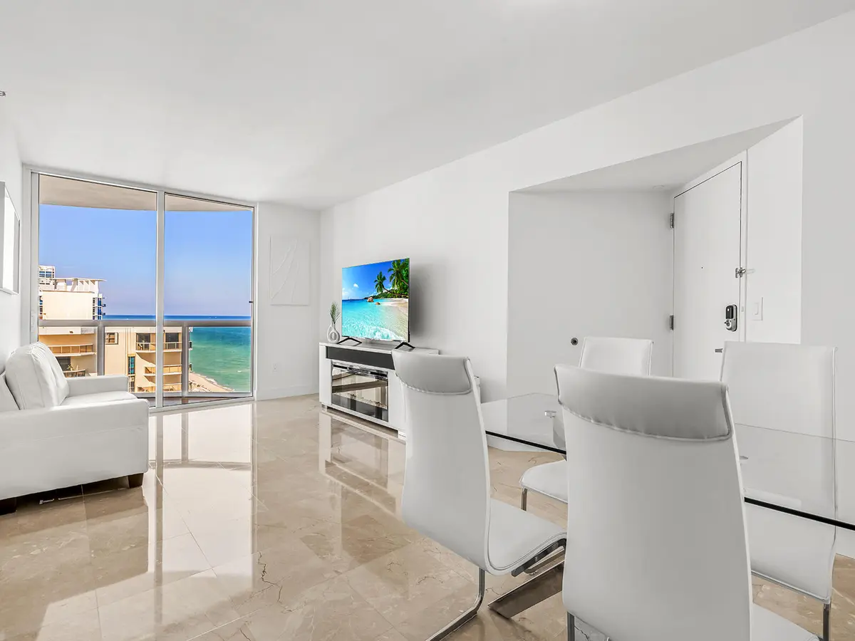 Dinning\ at 6365 Collins Avenue 1911, Miami Beach