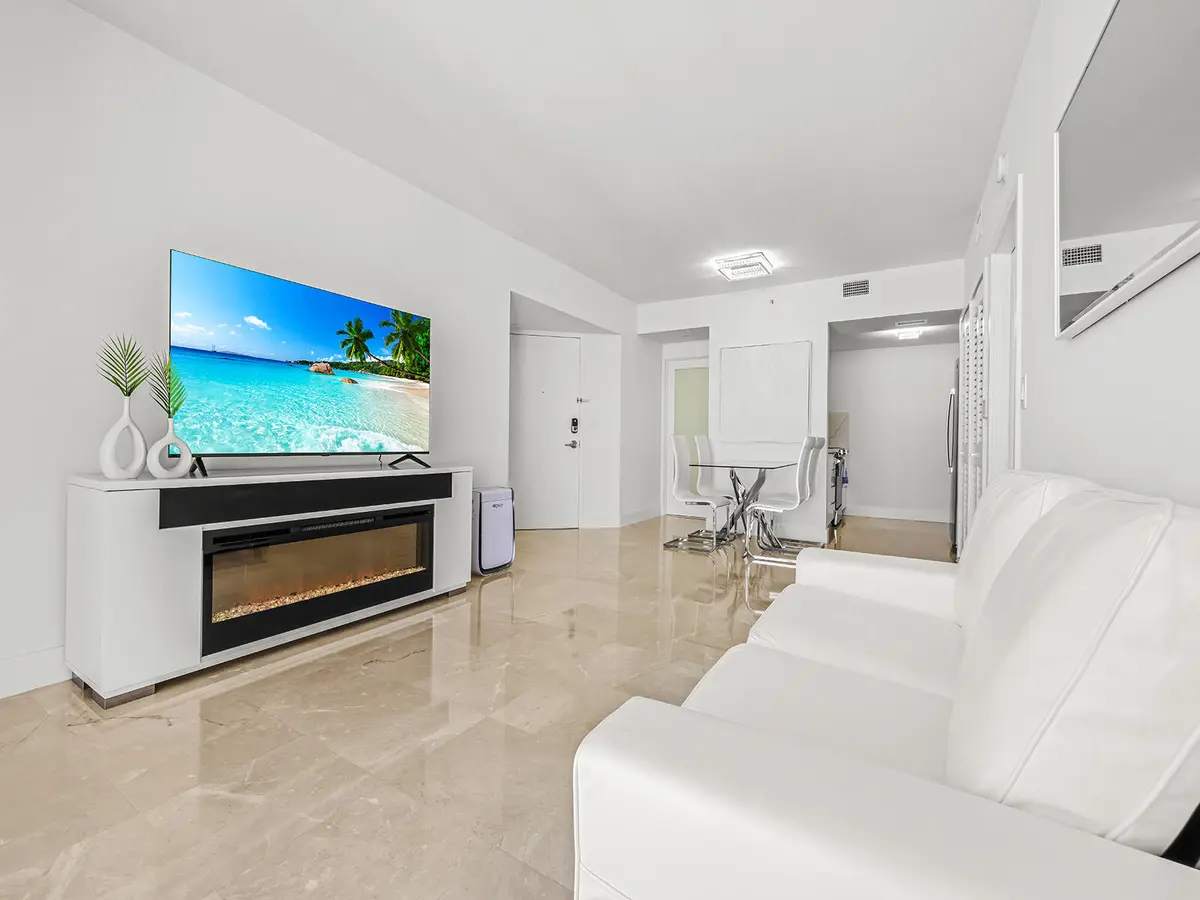 Living2 at 6365 Collins Avenue 1911, Miami Beach