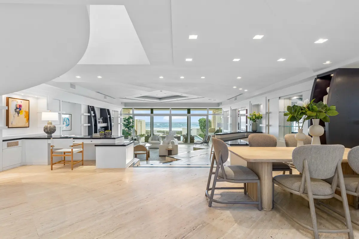 Living at 2 Sloans Curve Drive, Palm Beach