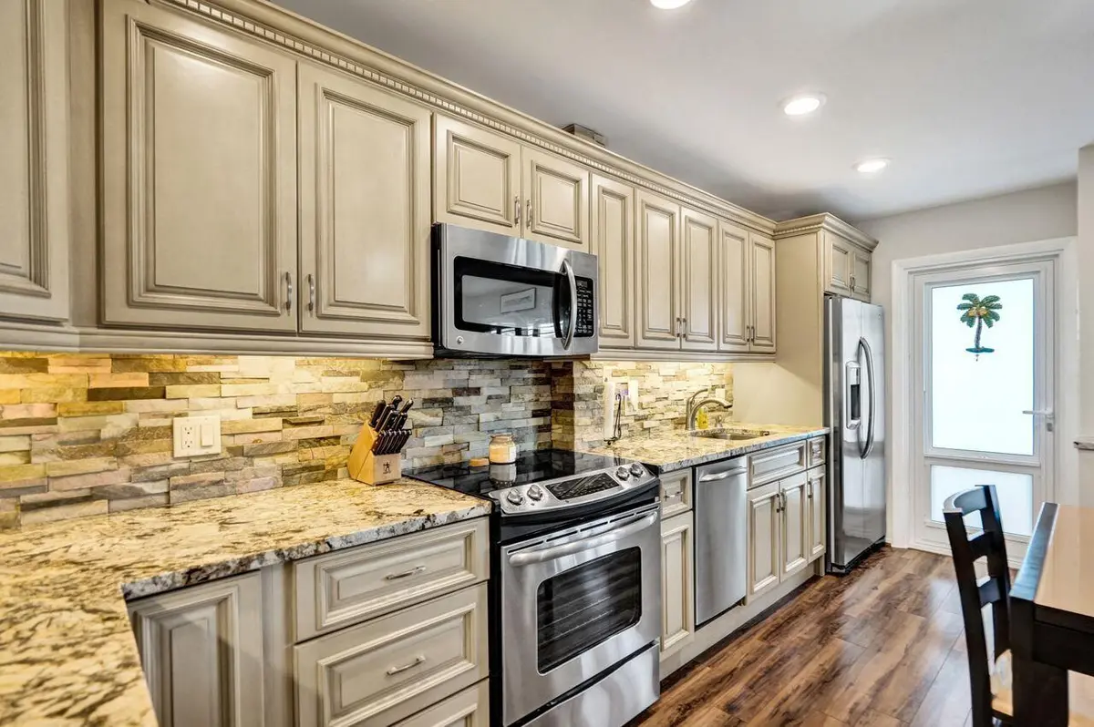Stone Back Splash at 1850 S Ocean Drive 213, Fort Lauderdale