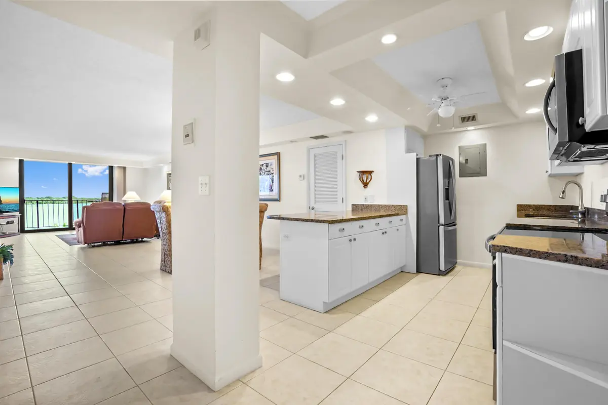 06 entry 01 at 1200 Marine Way 403, North Palm Beach