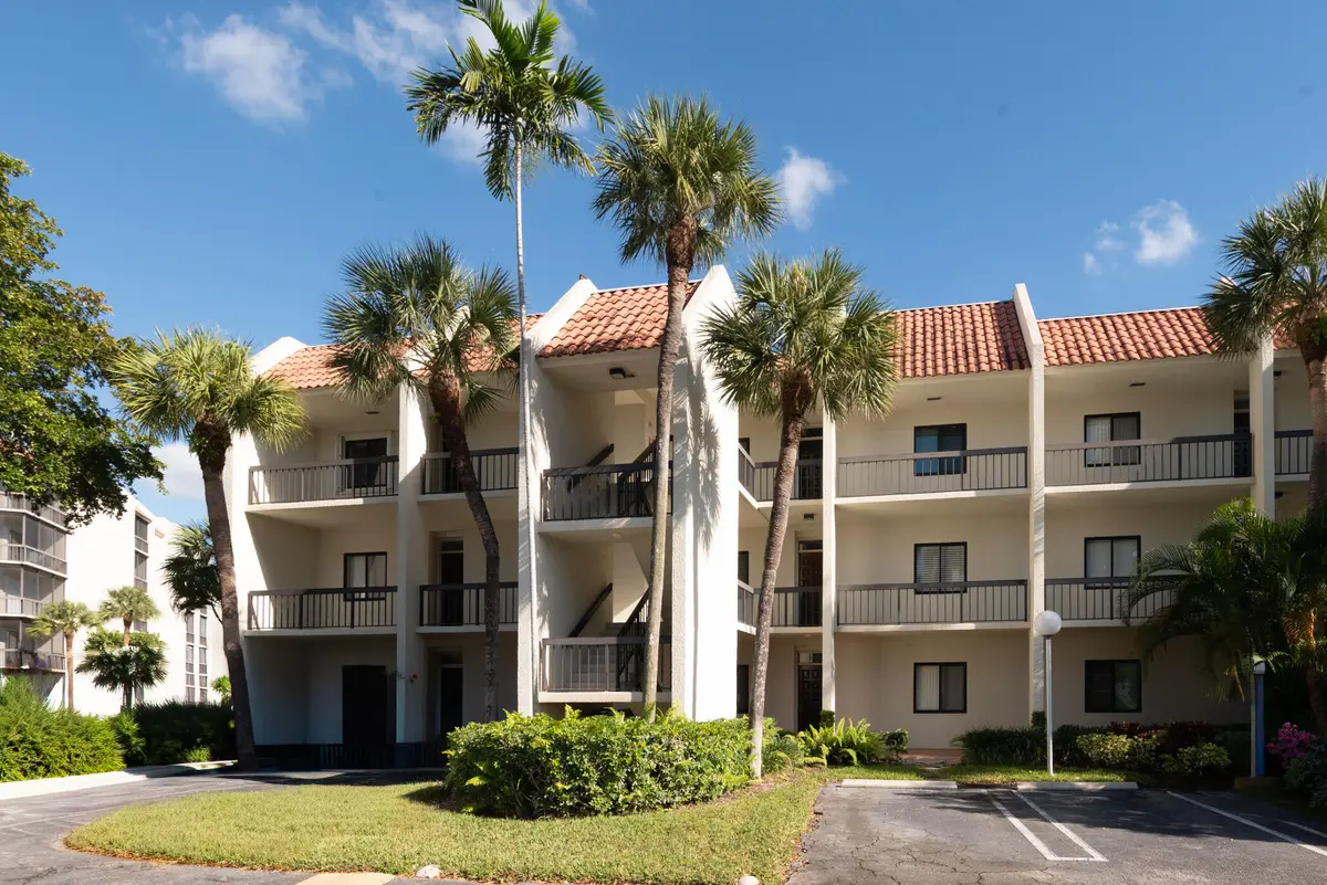 Photo 1 at 2550 Presidential Way 302, West Palm Beach