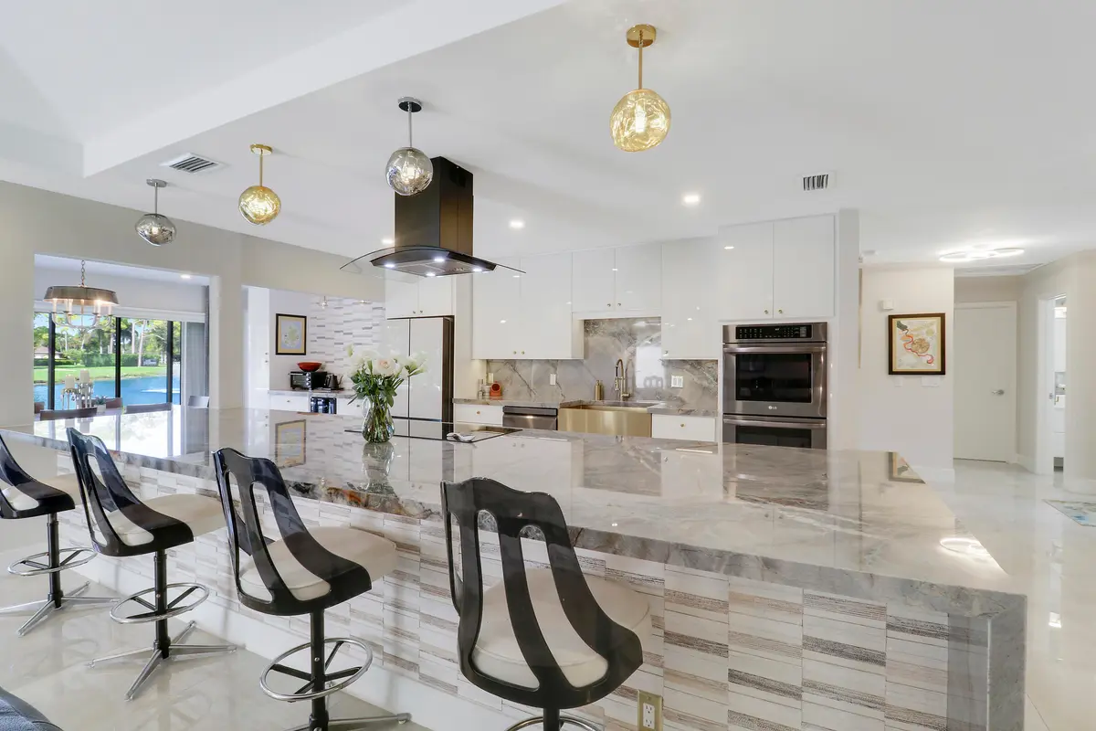17 ft Island at 13397 Garth Court, Palm Beach Gardens