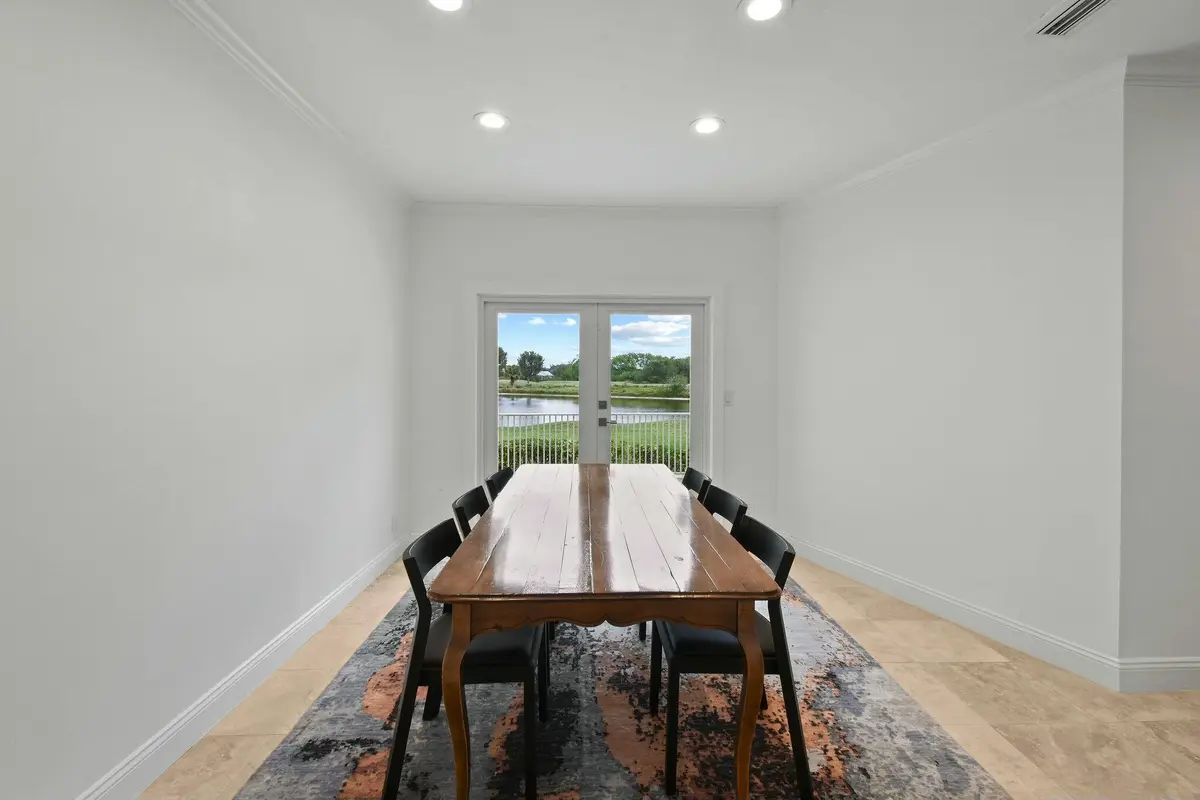 Dining at 2576 Muirfield Court, Wellington