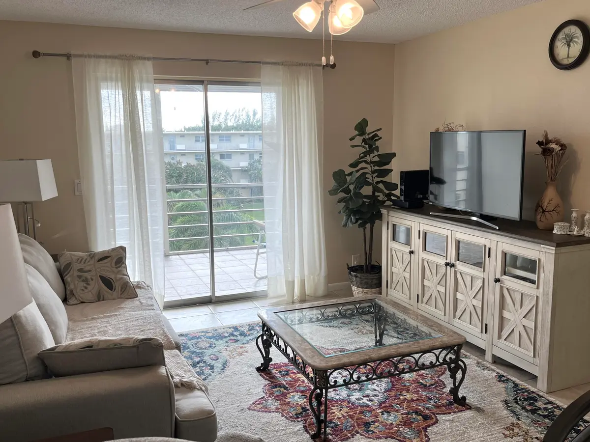 Living room at 330 NE 26th Avenue 406, Boynton Beach