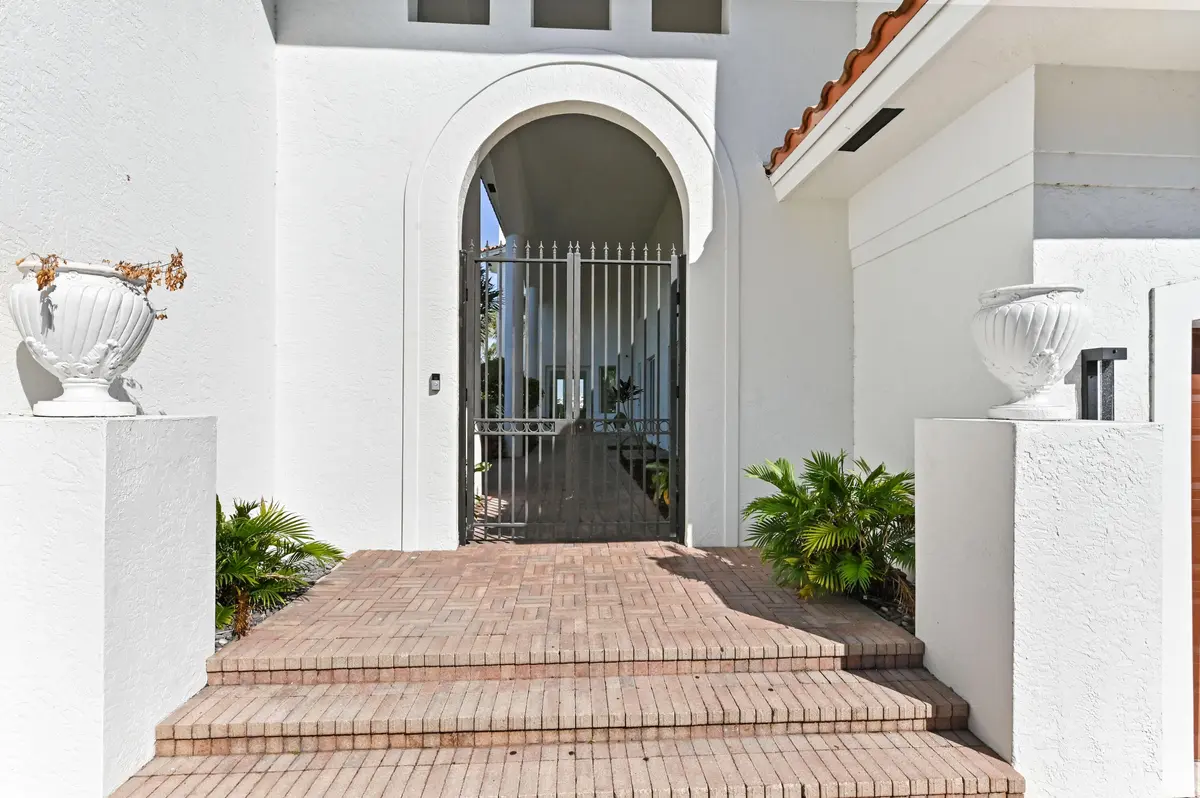 Front Entrance at 200 N Lake Drive, Lantana
