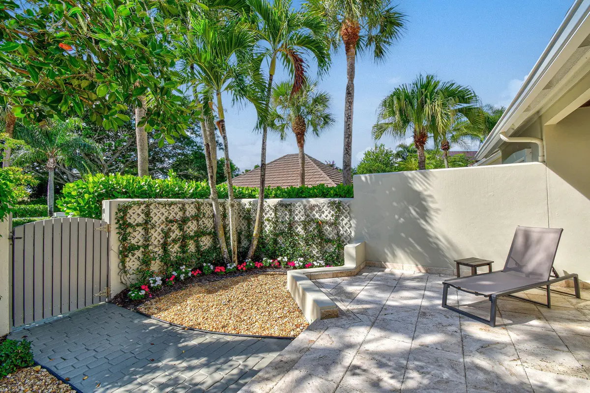 Courtyard at 2576 Muirfield Court, Wellington