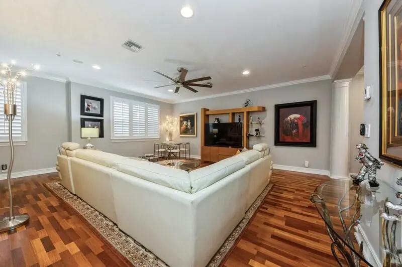 07_310EMalloryCir_10003_LivingRoom_FlexM at 310 E Mallory Circle, Delray Beach