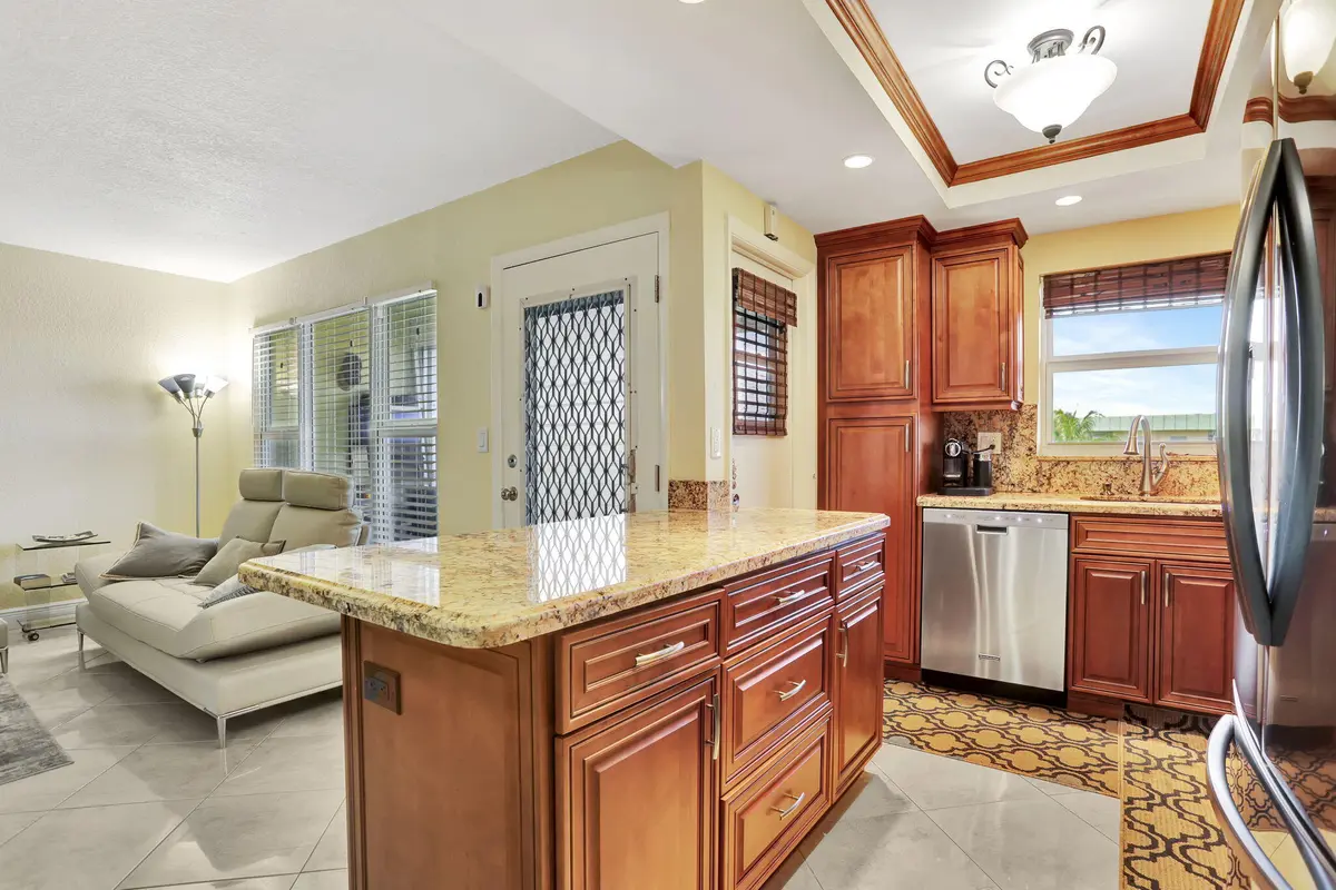 4-web-or-mls-001L5975 at 806 SE 7th Street 403, Deerfield Beach