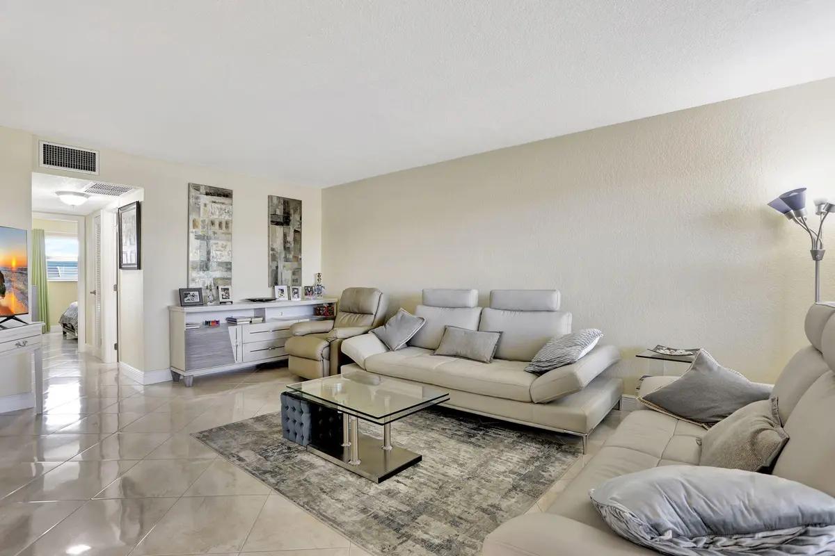 7-web-or-mls-001L5990 at 806 SE 7th Street 403, Deerfield Beach