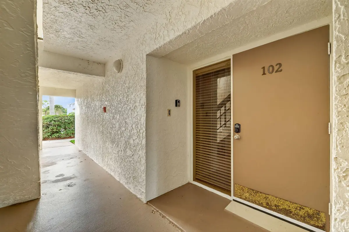 4-web-or-mls-3A5A6269 at 3300 Twin Lakes Terrace 102, Fort Pierce