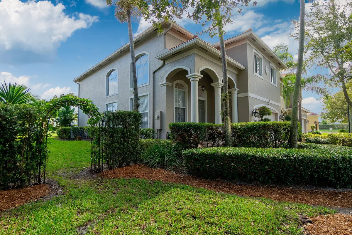 Side Access to Backyard at 1004 Center Stone Lane, Riviera Beach