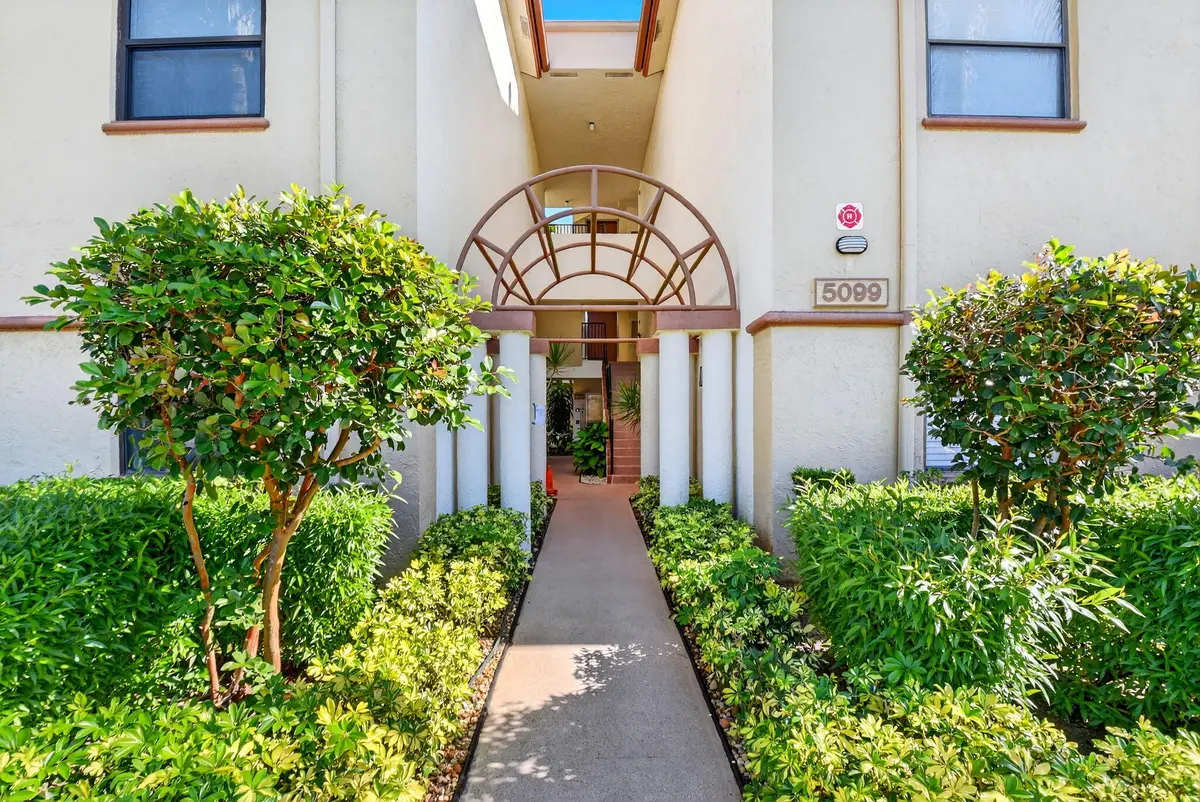 Building Entrance at 5099 Splendido Court G, Boynton Beach