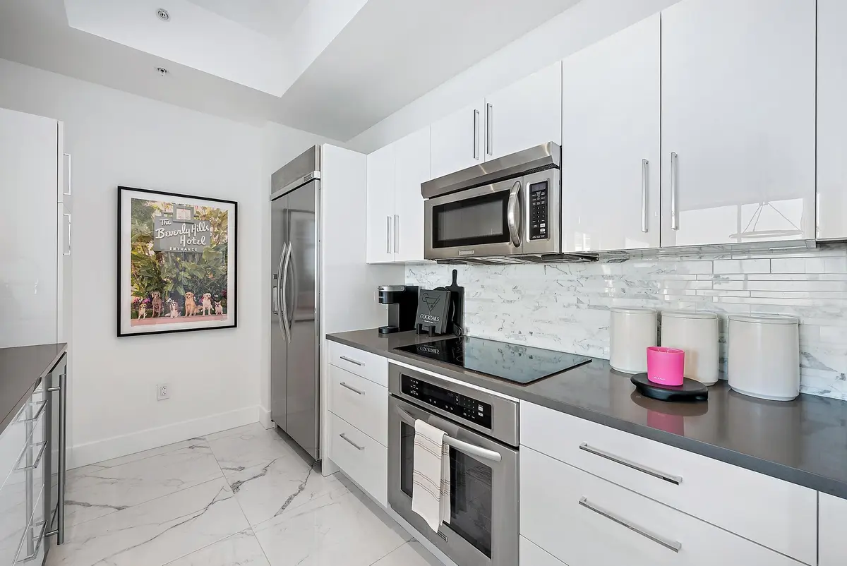 Kitchen at 550 Okeechobee Boulevard Uph-03, West Palm Beach