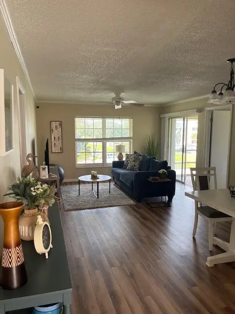 LR at 5500 Tamberlane Circle 305, Palm Beach Gardens