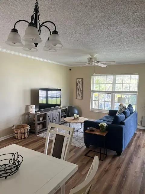 dining at 5500 Tamberlane Circle 305, Palm Beach Gardens