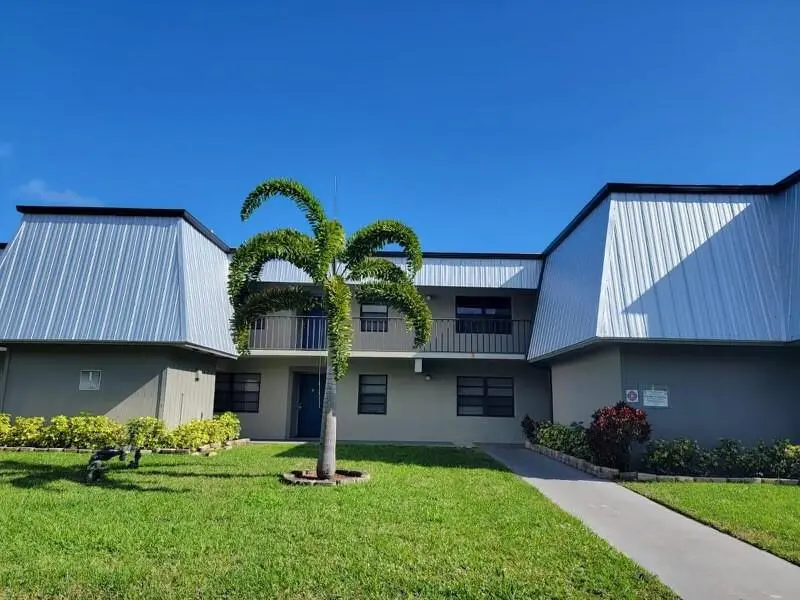 outside of bldg at 2516 S 19th Street 208, Fort Pierce