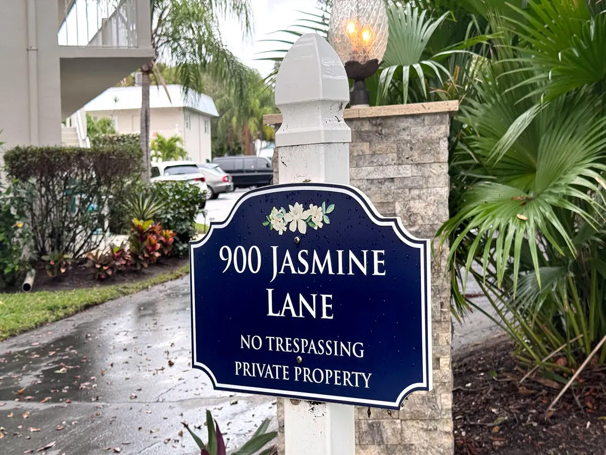 Front2 at 900 Jasmine Lane 9a, Vero Beach