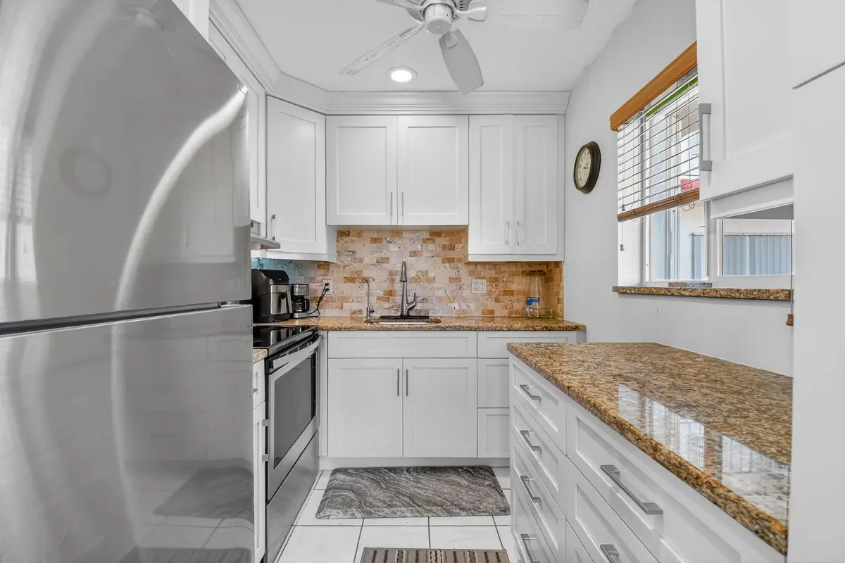 kitchen view 2 at 3320 Lake Osborne Drive 102, Lake Worth Beach