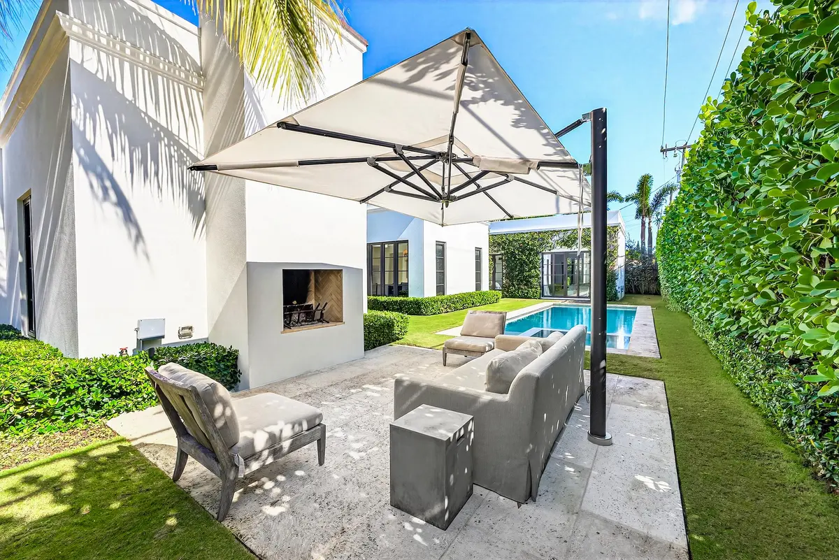 outdoorwumbrella at 3218 S Olive Avenue, West Palm Beach