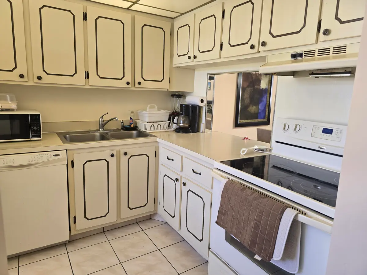 KITCHEN at 118 Lake Olive Drive, West Palm Beach
