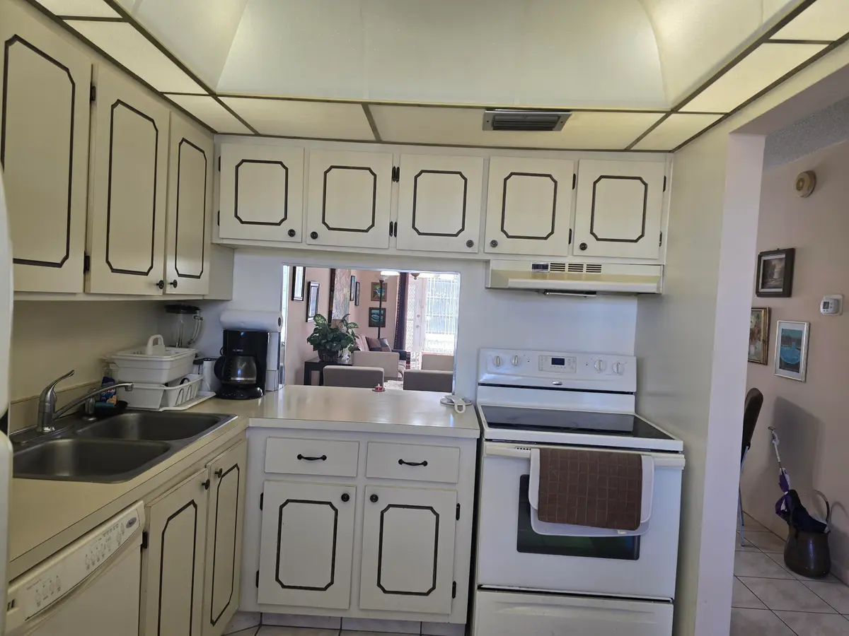 KITCHEN at 118 Lake Olive Drive, West Palm Beach