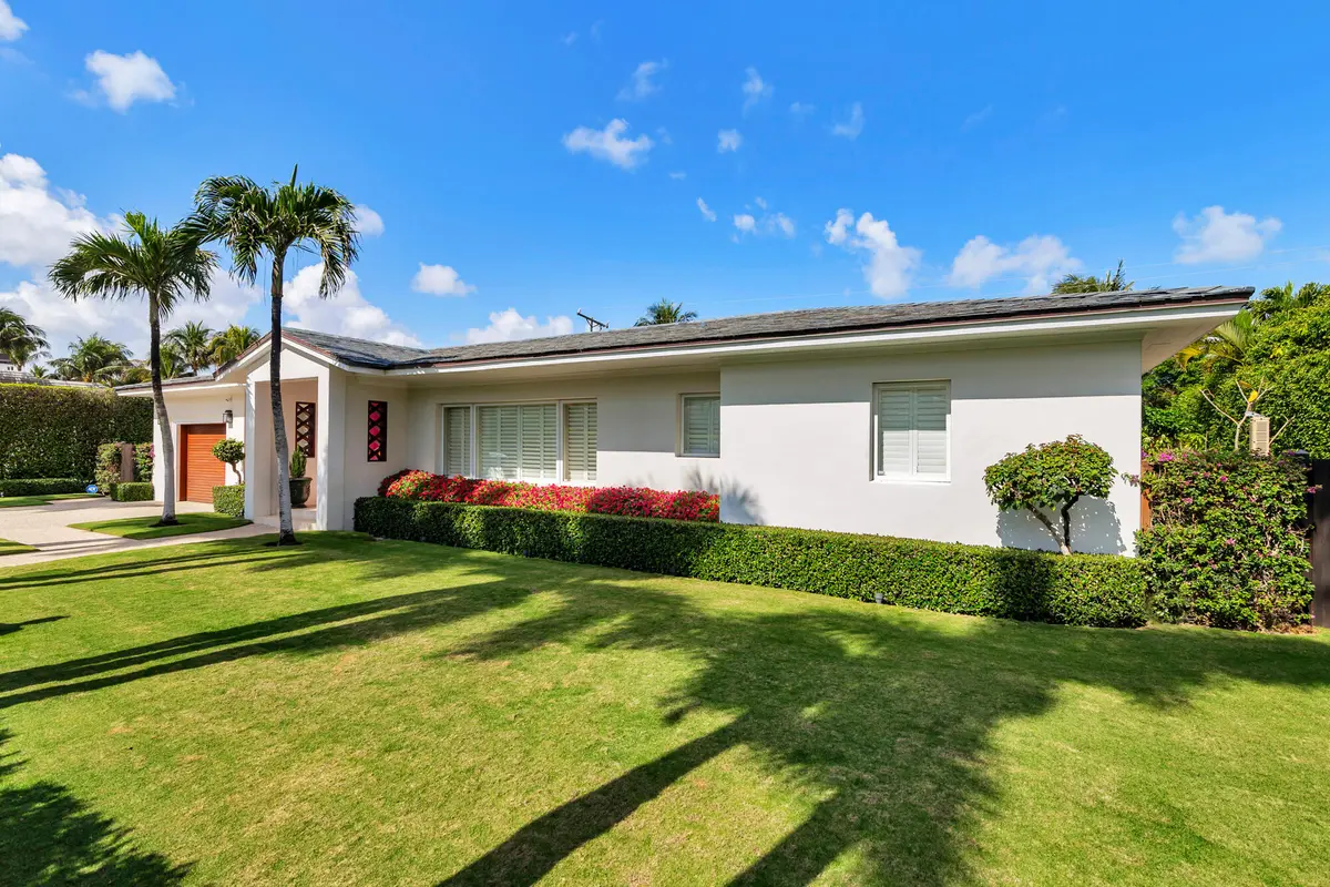 Side Front Yard at 225 Jamaica Lane, Palm Beach
