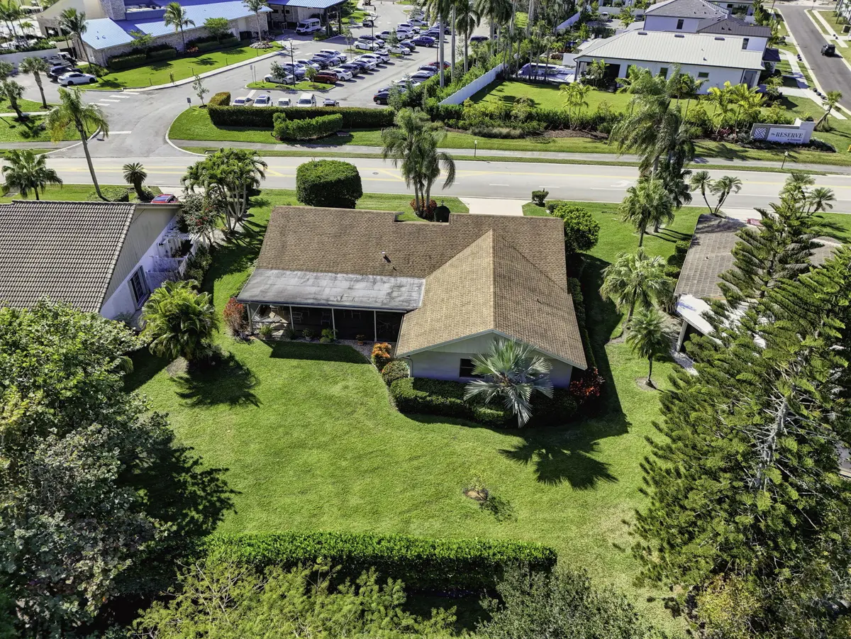 Huge yard at 13706 Cross Pointe Drive, Palm Beach Gardens