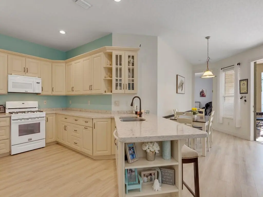 KITCHEN PENINSULA at 7543 15th Street, Vero Beach