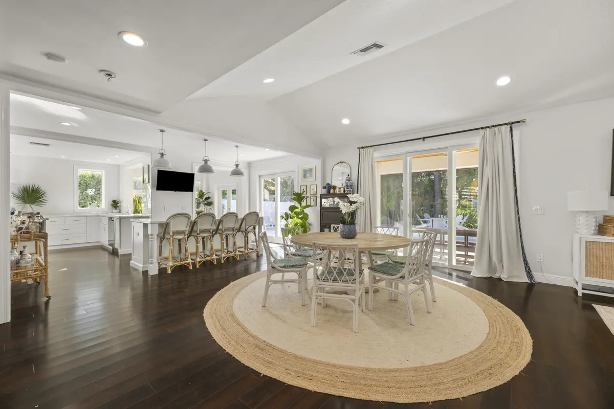 Dining at 9806 SE Landing Place, Tequesta