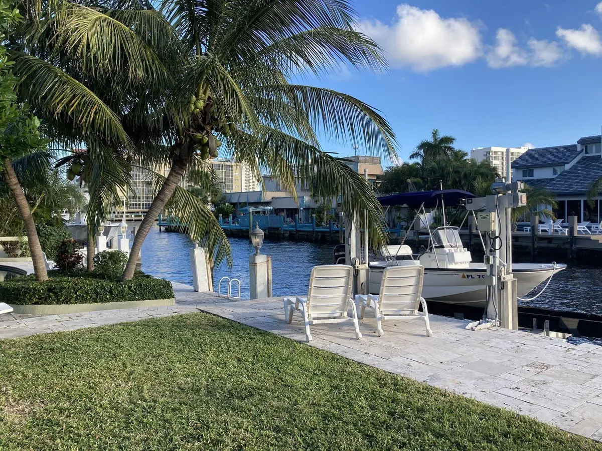 boat lift and dock at 2740 NE 10th Street, Pompano Beach