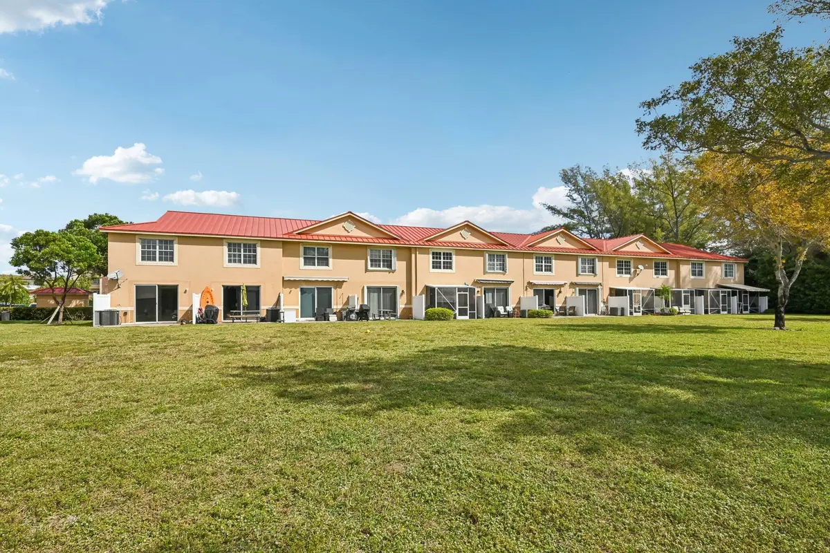 35-web-or-mls-Crystal Lake Dr-S0502-035 at 4065 Crystal Lake Drive, Deerfield Beach
