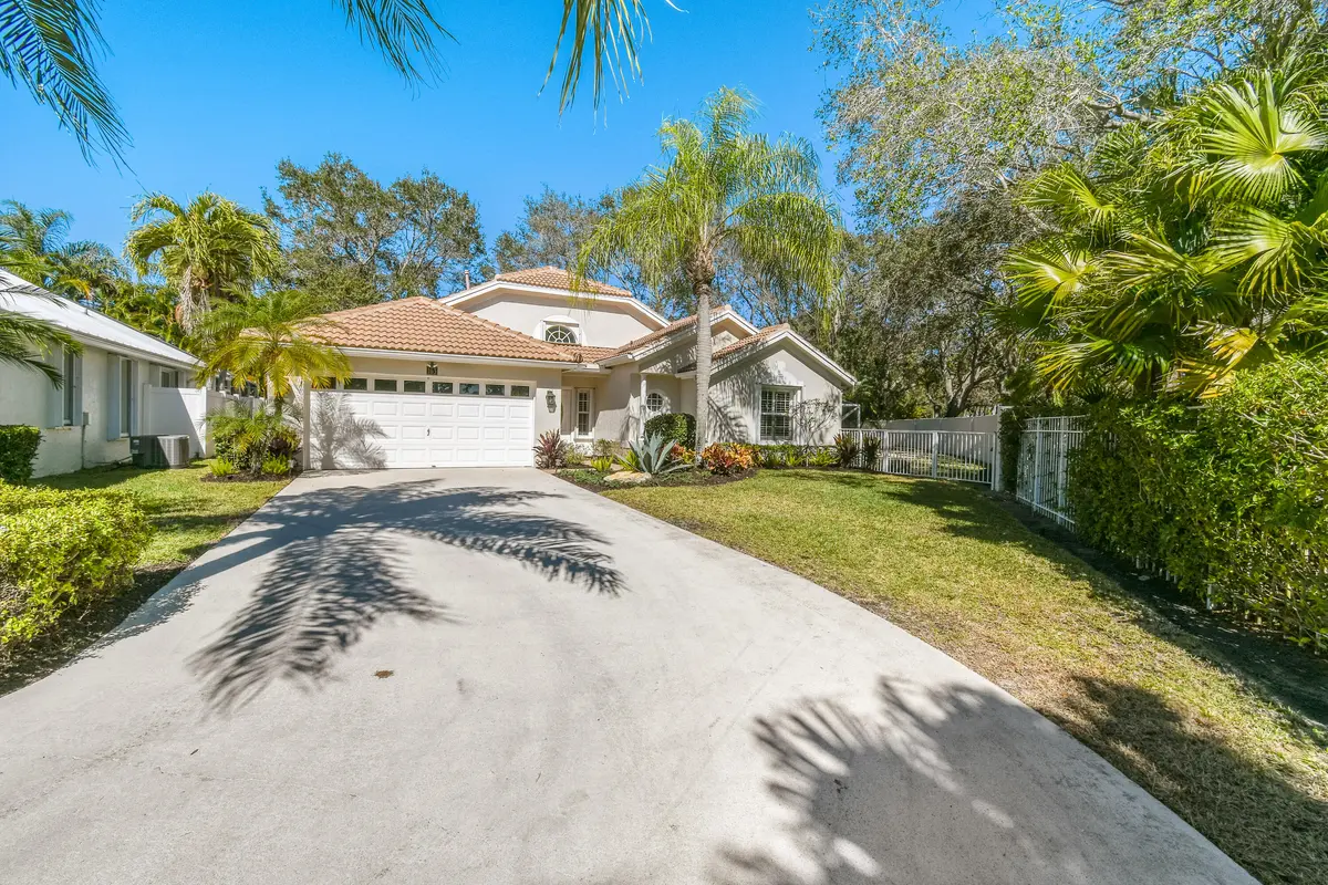 Large driveway at 163 Spoonbill Court, Jupiter