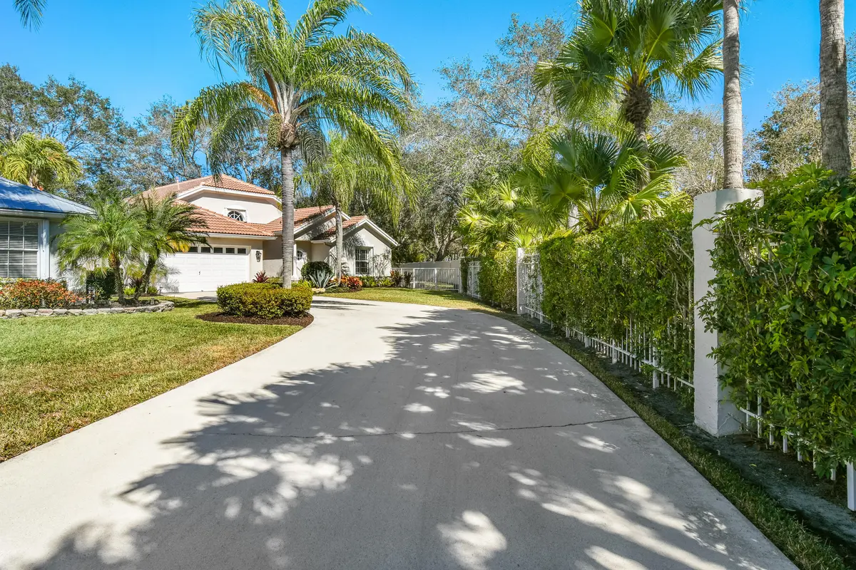 Private driveway to end unit of cul-de-s at 163 Spoonbill Court, Jupiter
