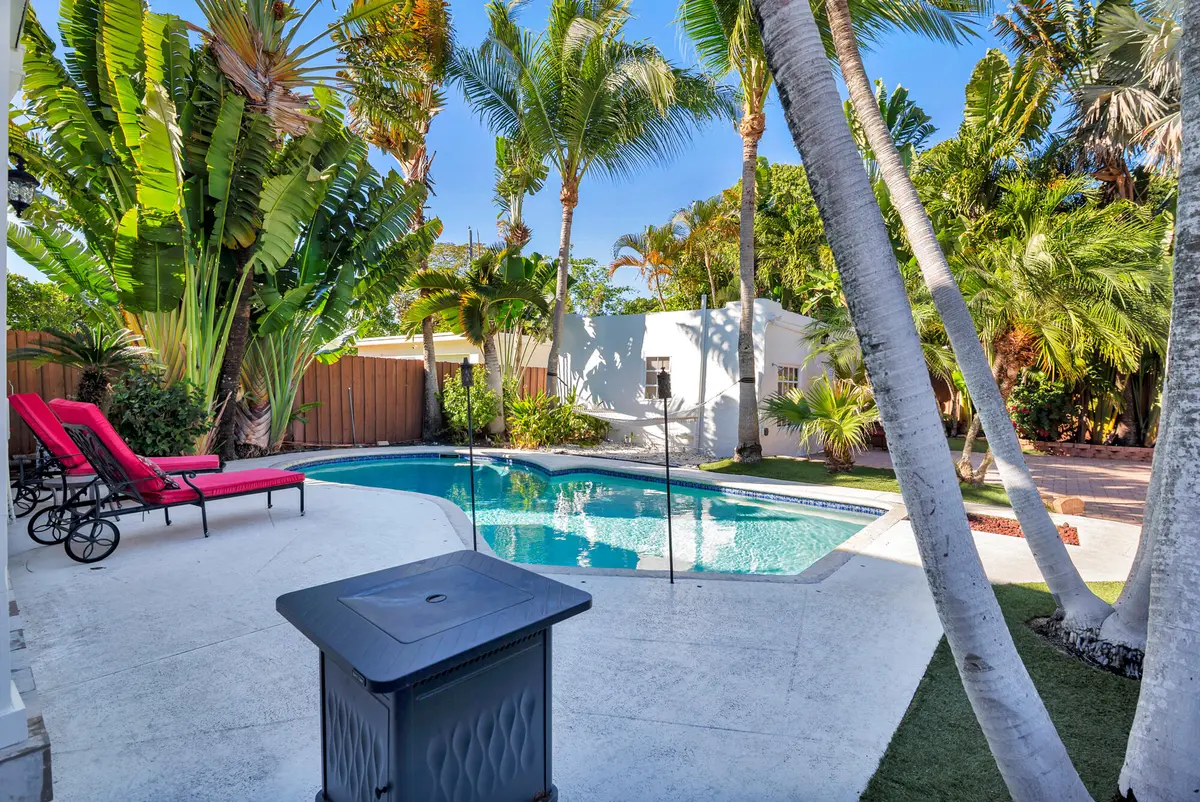 pool at 137 Edgewood Drive, West Palm Beach